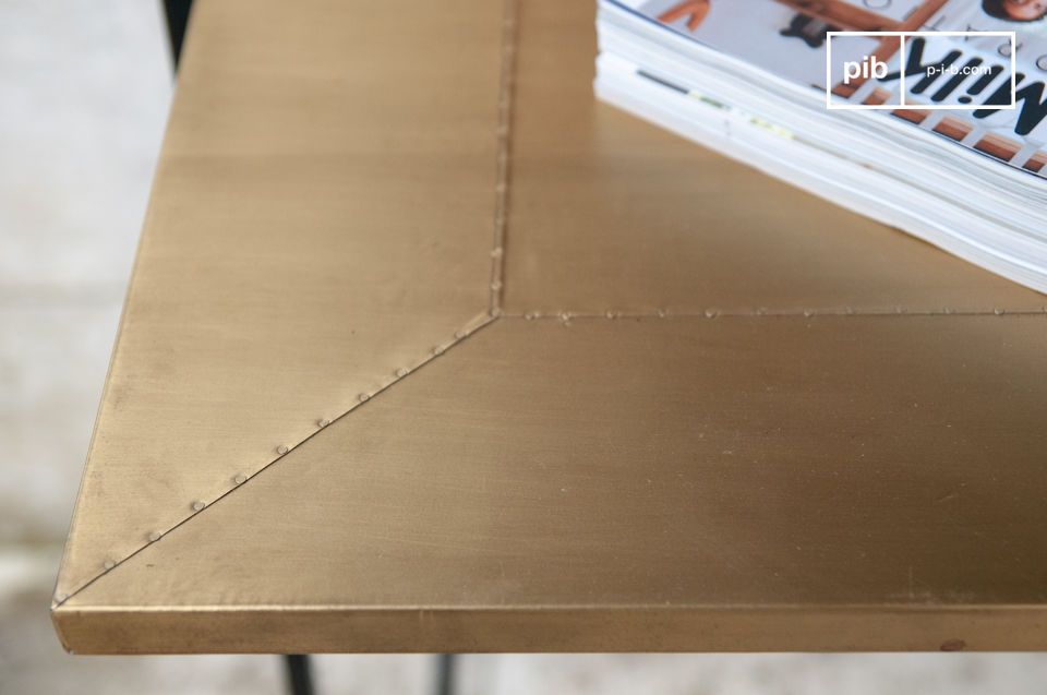 Le plateau est clouté sur les angles pour donner un look industriel