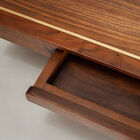 Son design, inspiré du courant moderniste, mise sur une horizontalité épurée