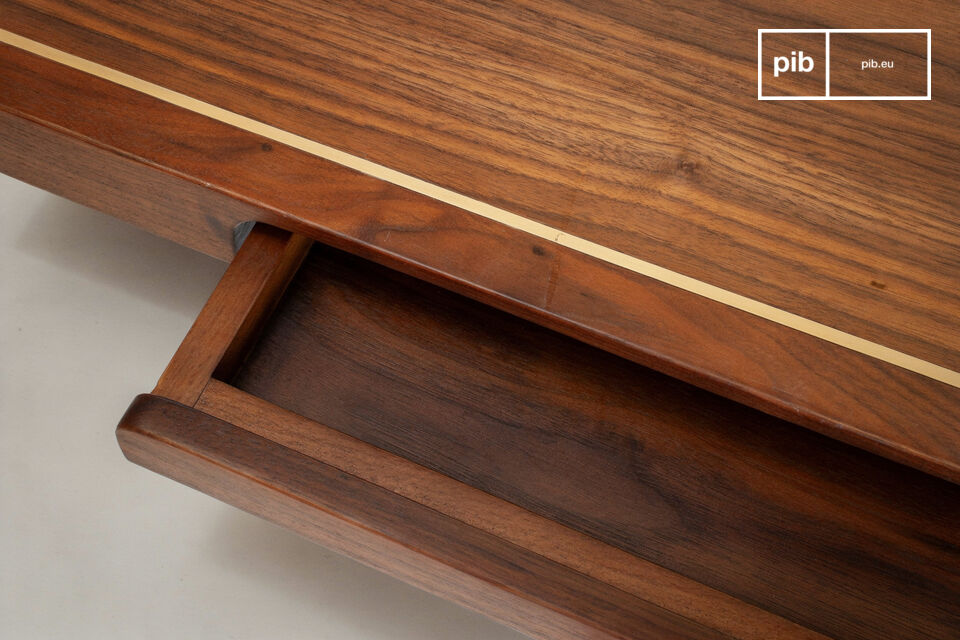 Son design, inspiré du courant moderniste, mise sur une horizontalité épurée