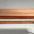 Le plateau est souligné par un filet de laiton incrusté