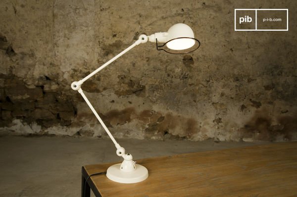 Die Lampe besteht aus 30 Zentimeter langen Armen, die sich leicht einstellen lassen.