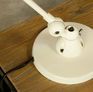 Die Lampe ruht auf einem schweren Sockel von 17 cm Durchmesser, was eine gute Stabilität gewährleistet.