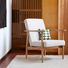 Le cache pot est monté sur un élégant piétement en métal noir.