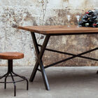 Robust and resolutely industrial table.
