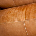 Un toucher souple, des nuances naturelles et des coutures nettes qui traduisent un savoir-faire artisanal.