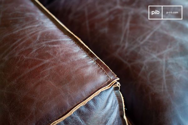 Les coutures saillantes et brutes dessinent des lignes claires