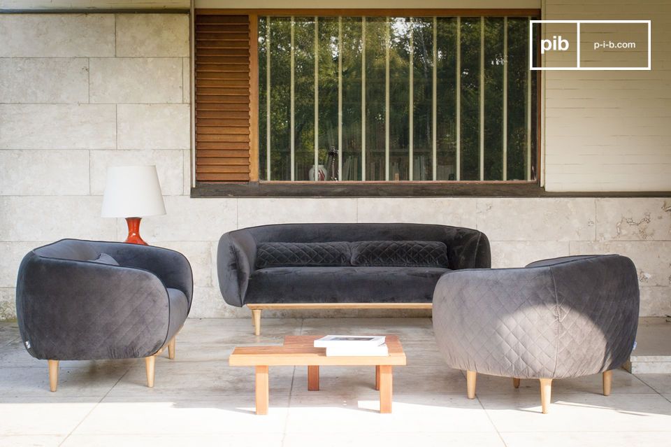 L'extérieur et les calle-reins sont capitonnés, en contraste subtil avec l'intérieur lisse.