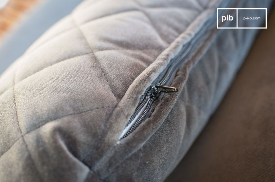 Les coussins décoratifs sont déhoussables pour en facilité l'entretien.