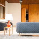 Le soin apporté au dos du canapé en fait un bon séparateur de pièce.