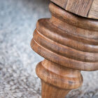 Les ficelles qui tiennent les capitons se terminent au dos du canapé par des noeuds en papillon