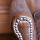 Cuir de vachette pleine fleur travaillé à la main pour un effet vieilli.