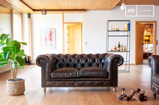 Canapé chesterfield 2 places en cuir brun Jahn