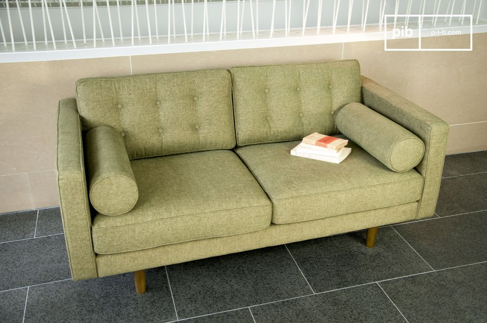 Un canapé vintage design qui revendique un look fifties avec ses accoudoirs cylindriques et ses