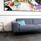 Canapé design dans l'esprit scandinave en tissu