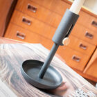 Un bonito tornillo dorado sostiene la vela.