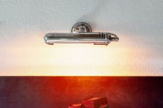 Zilveren metalen wandlamp voor kunstwerken