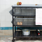 Tavolino con ruote in metallo e pietra blu.