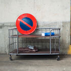 El mueble está montado sobre ruedas.