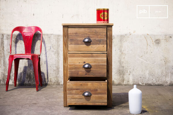 Realizzata interamente in legno, la cassettiera Buick sembra appena uscita da una vecchia officina