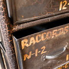 I cassetti hanno scritte in oro per uno stile vintage.