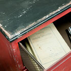 Ampio cassetto con più strati di vernici sovrapposte.