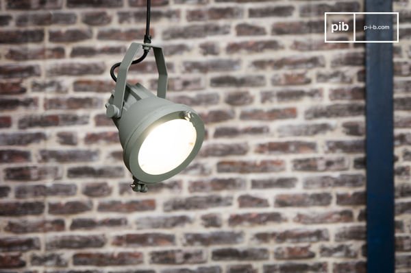 De stijl doet denken aan militaire schepen.