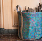 La cesta Raviya es un encantador accesorio decorativo que lo impresionará con su colorida belleza y