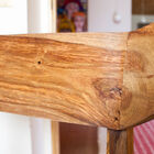 Made of varnished solid wood, it displays rigidity and robustness