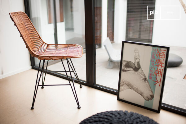 The chair Khalama is heavily influenced by the vintage design of the 50s and has wonderful shapes