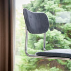 Outre la ligne scandinave particulièrement esthétique que procure la courbe de l'assise et du