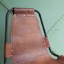 Chaise au design industriel alliant cuir et métal