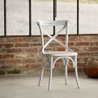 Une chaise au charme Shabby chic dont la couleur blanche contraste avec l'assise cannée naturelle.