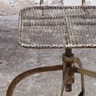 Le siège en tôle perforé concoure au style de votre chaise.