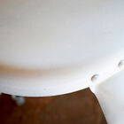 Les rivets apparents renforcent le style industriel.