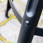 La structure est maintenu par des rivets noirs apparents.