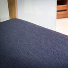 L'assise d'un fin coussin de toile épaisse rembourrée de mousse dense.