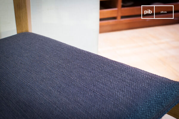 L'assise d'un fin coussin de toile épaisse rembourrée de mousse dense.