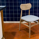 La chaise est très élégante et a un beau coté naturel.