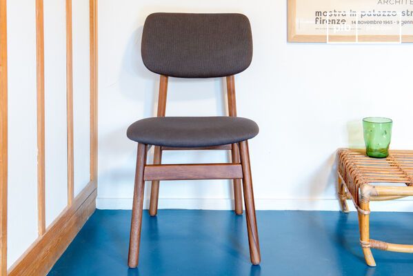 Une chaise adaptée aux positions assises prolongées grâce à la mousse HR qui recouvre l'assise et le dossier.