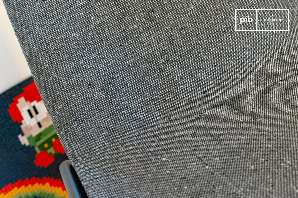 Un élégant  tissu chiné poivre et sel revêt l'assise rembourrée.