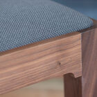 Tout comme pour la table Hemet, le design géométrique est adouci par des angles arrondis.