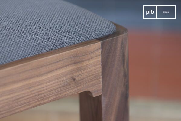 Tout comme pour la table Hemet, le design géométrique est adouci par des angles arrondis.