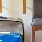 La rigidité de la structure contraste avec le moelleux de l'assise et du dossier.