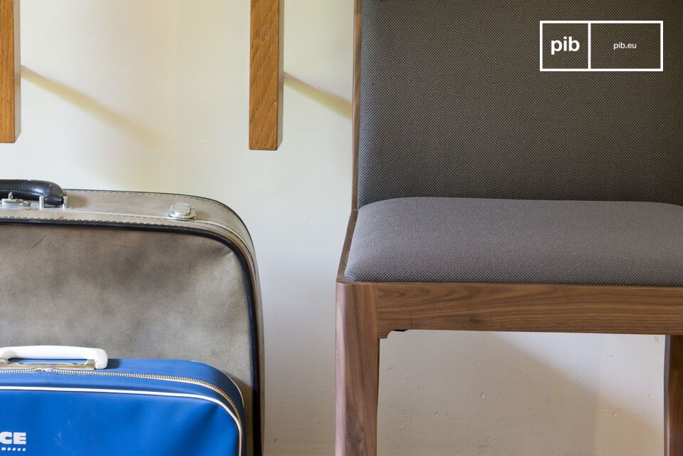 Une chaise dont la grande sobriété lui permettra de s\'intégrer autour d\'une table rustique en