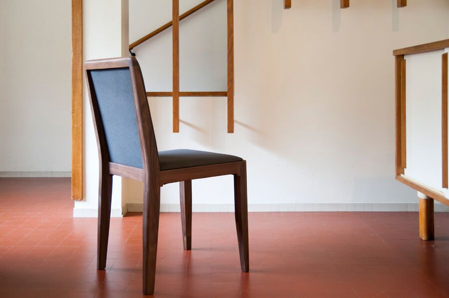 De strakke structuur van het massieve hout maakt plaats voor het comfort van de zitting in HR-schuim.