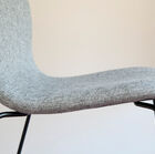 Courbures élégantes du fauteuil et arrondi de l'assise.