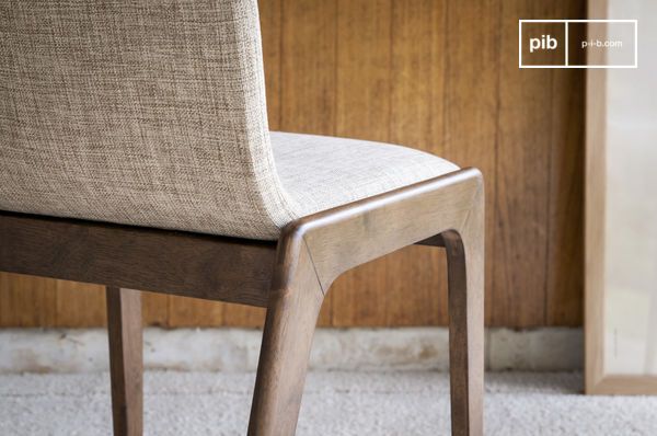 L'assise monobloc revêtue de tissu bi-ton beige est posée sur une structure de bois finition noyer.