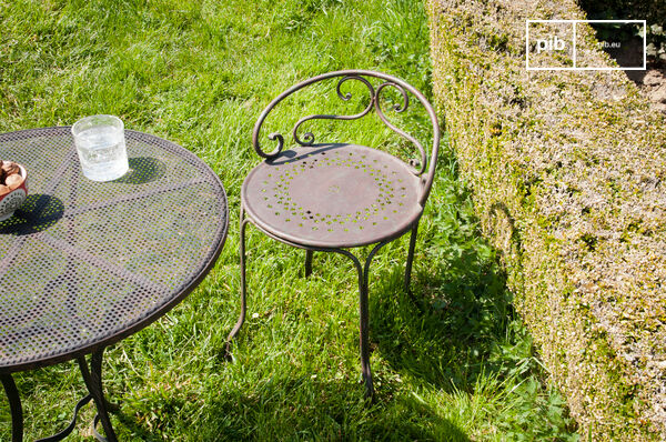 La chaise Giverny est un magnifique petit meuble qui enrichira votre décoration pleine de charme en