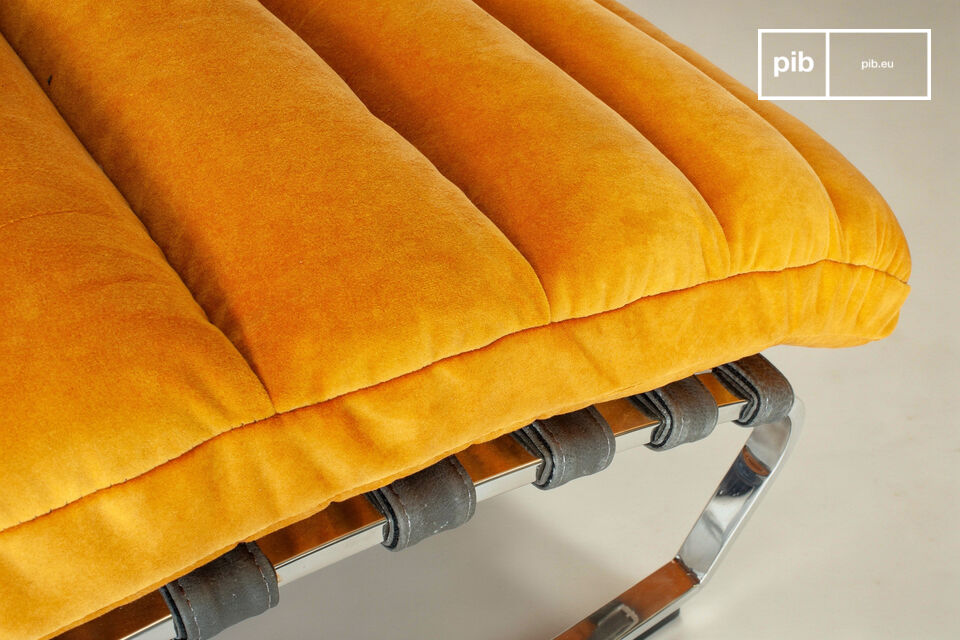 Cette chaise longue repose sur un piétement luge en acier plat chromé