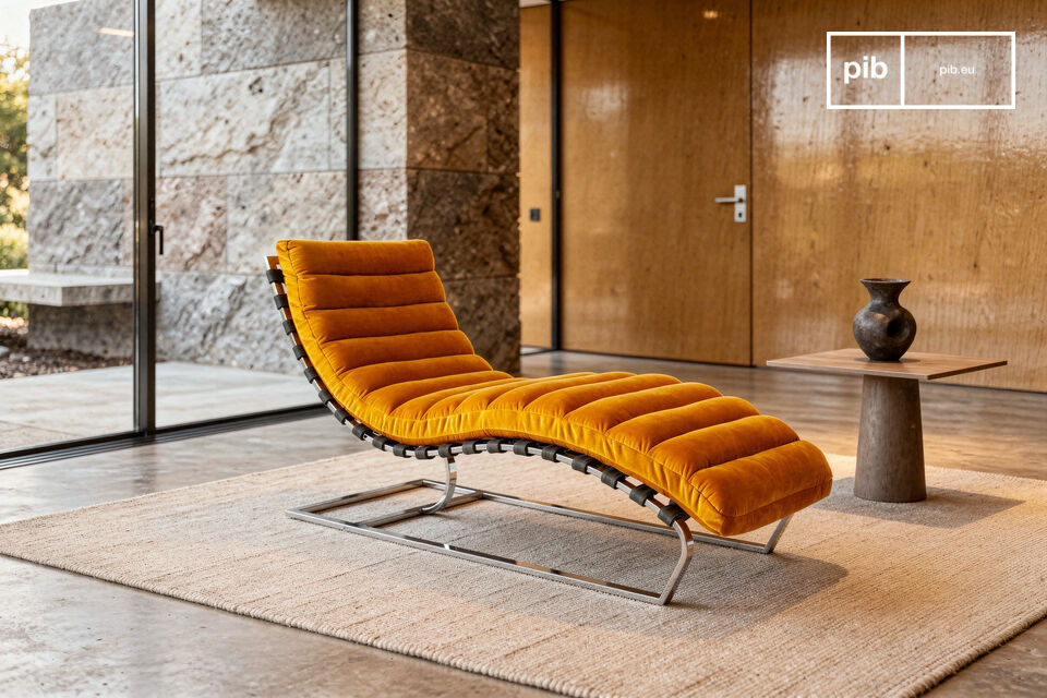Chaise longue in amber velvet and chromed steel Weimar
